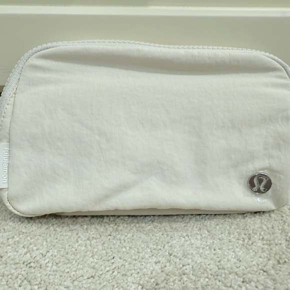 New with Tag - Lululemon Everywhere Belt Bag White 1L - Picture 1 of 6